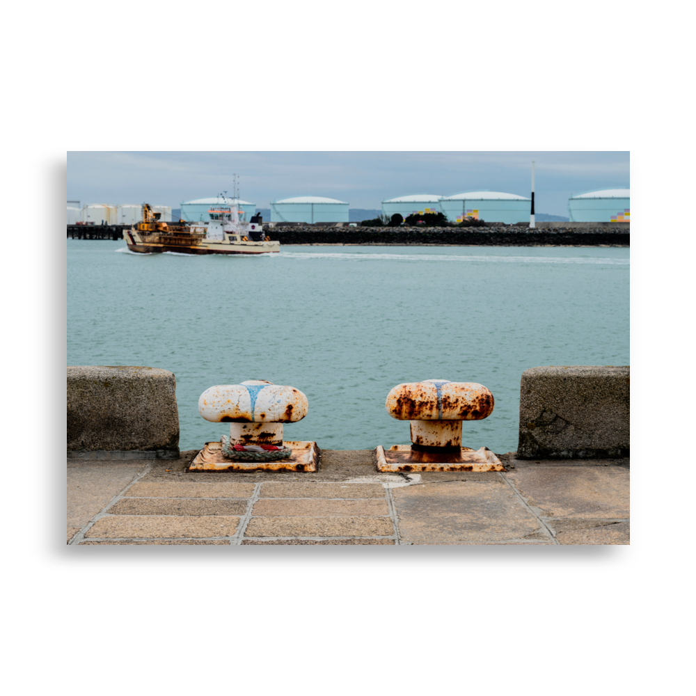 Poster du Havre avec bollards ornés de dessins de strings