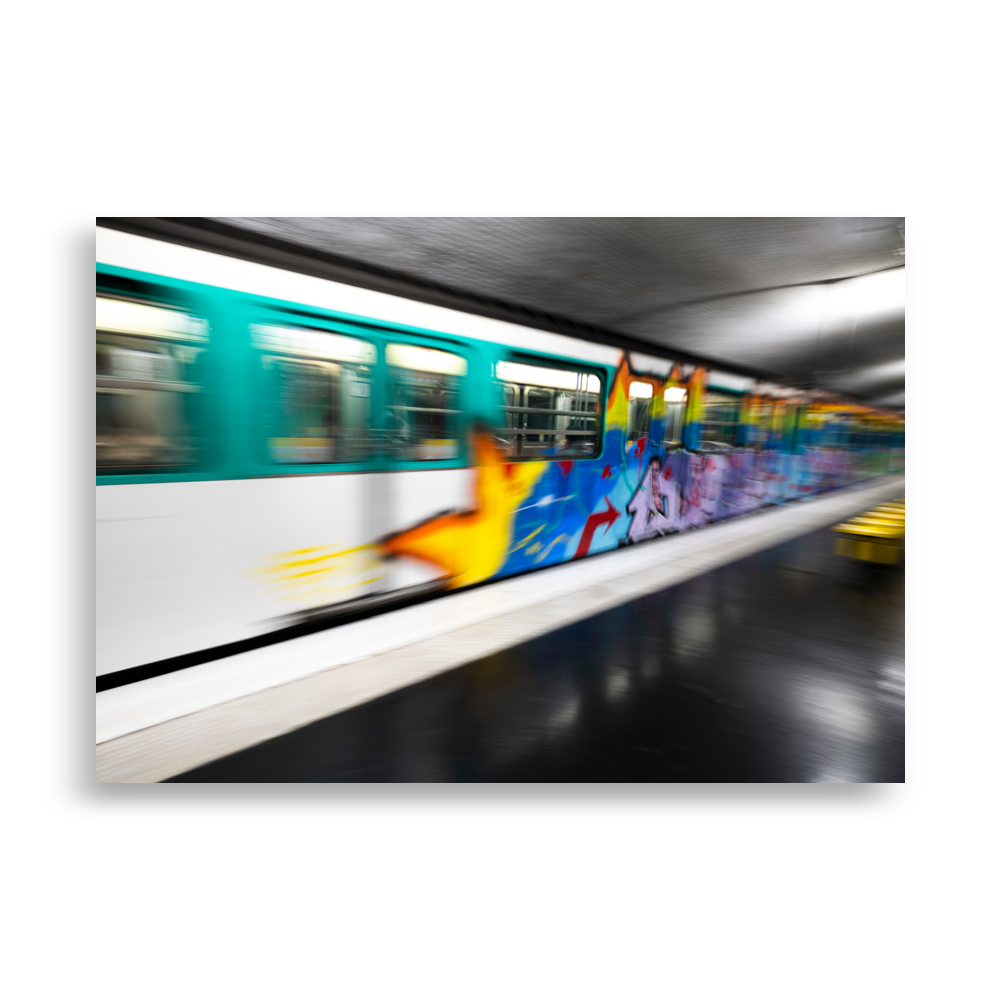 Affiche de photographie d'art représentant une rame de métro parisien taguée et en mouvement