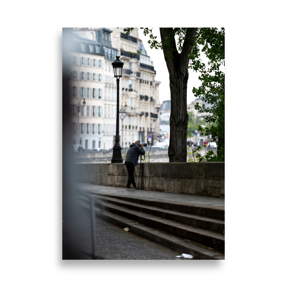 Affiche de photographie d'art représentant un photographe de rue en pleine séance de photographie