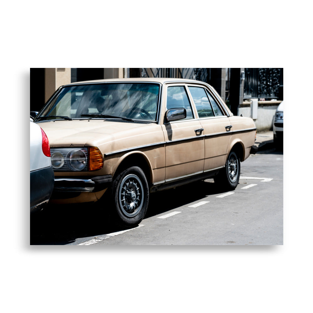 Affiche "Mercedes-Benz 123" montrant une voiture classique Mercedes-Benz dans son jus.