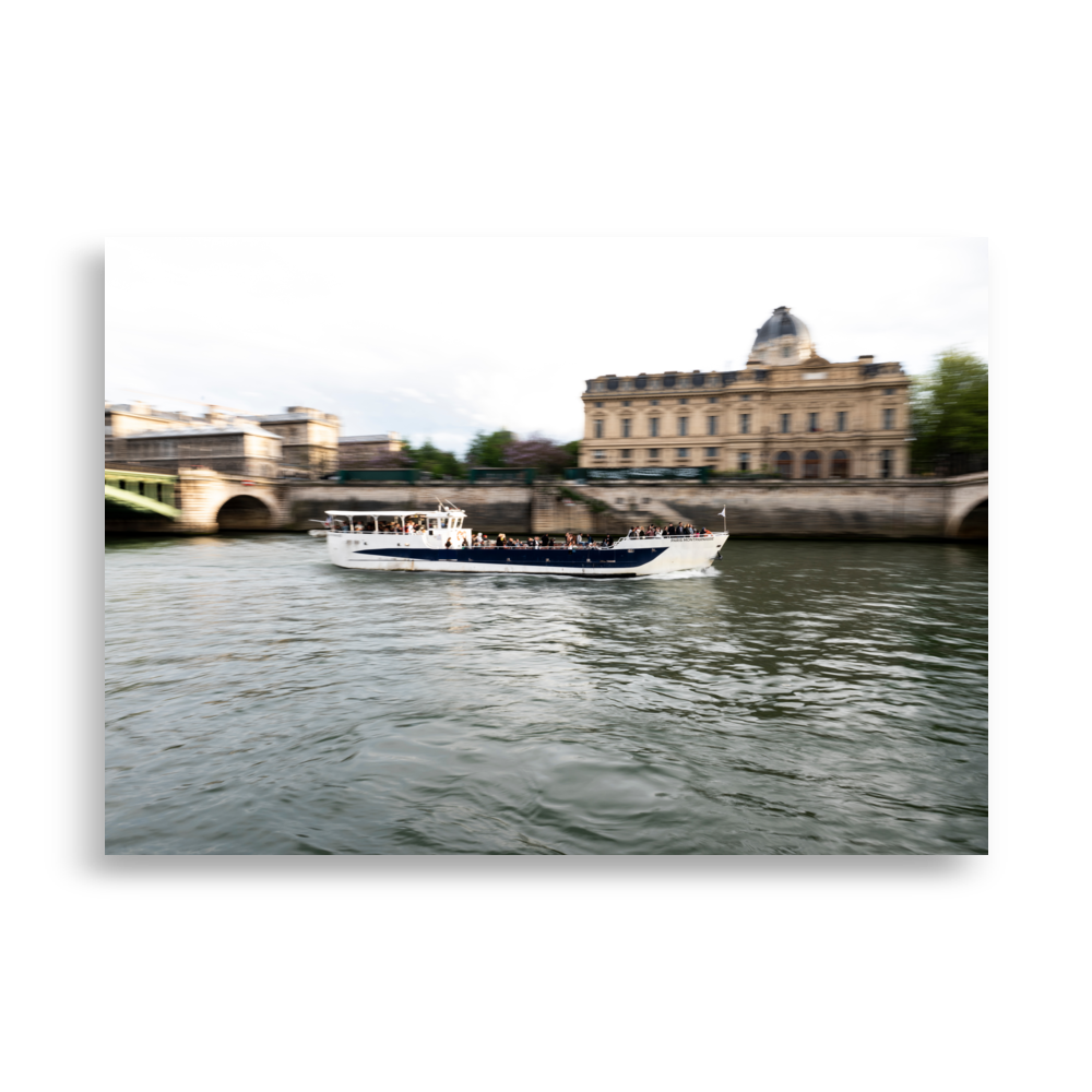 Affiche "Paris Montparnasse Bateau-Mouche" représentant un bateau-mouche sur la Seine à Paris.