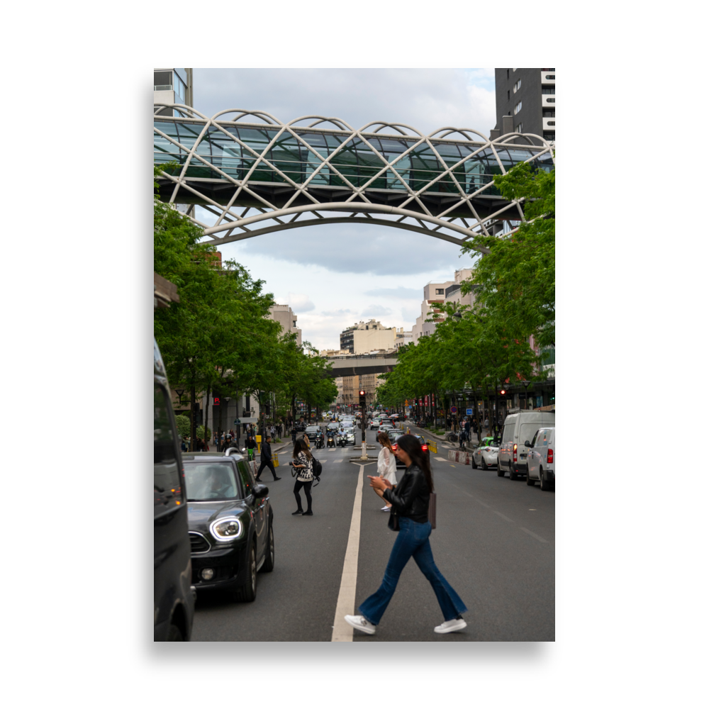 Photographie de rue au centre commercial Beaugrenelle à Paris, montrant une passerelle et des personnes traversant la rue.