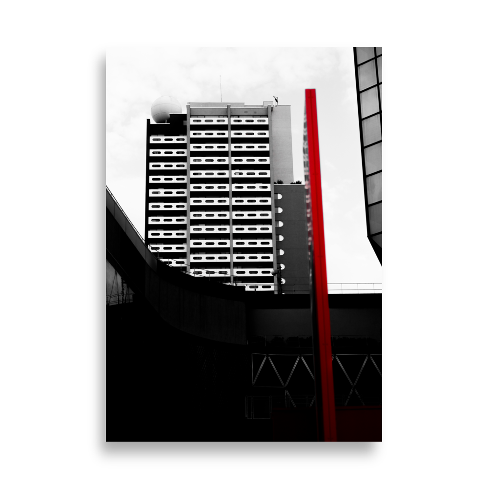 Le poster "Architecture N10" représente une photographie d'architecture urbaine vintage des années 60, en noir et blanc, avec un élément rouge saisissant. Ce choix d'art mural serait parfait pour ceux qui apprécient le style architectural du milieu du 20e siècle.
