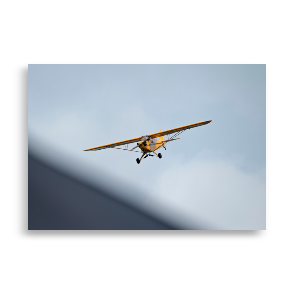 Le poster "Piper Cub N02" met en scène un magnifique Piper Cub jaune en plein vol. Cet avion vintage est un classique de l'aviation, capturé ici dans son élément naturel. Cette photographie est parfaite pour les amoureux de l'aviation et du voyage.