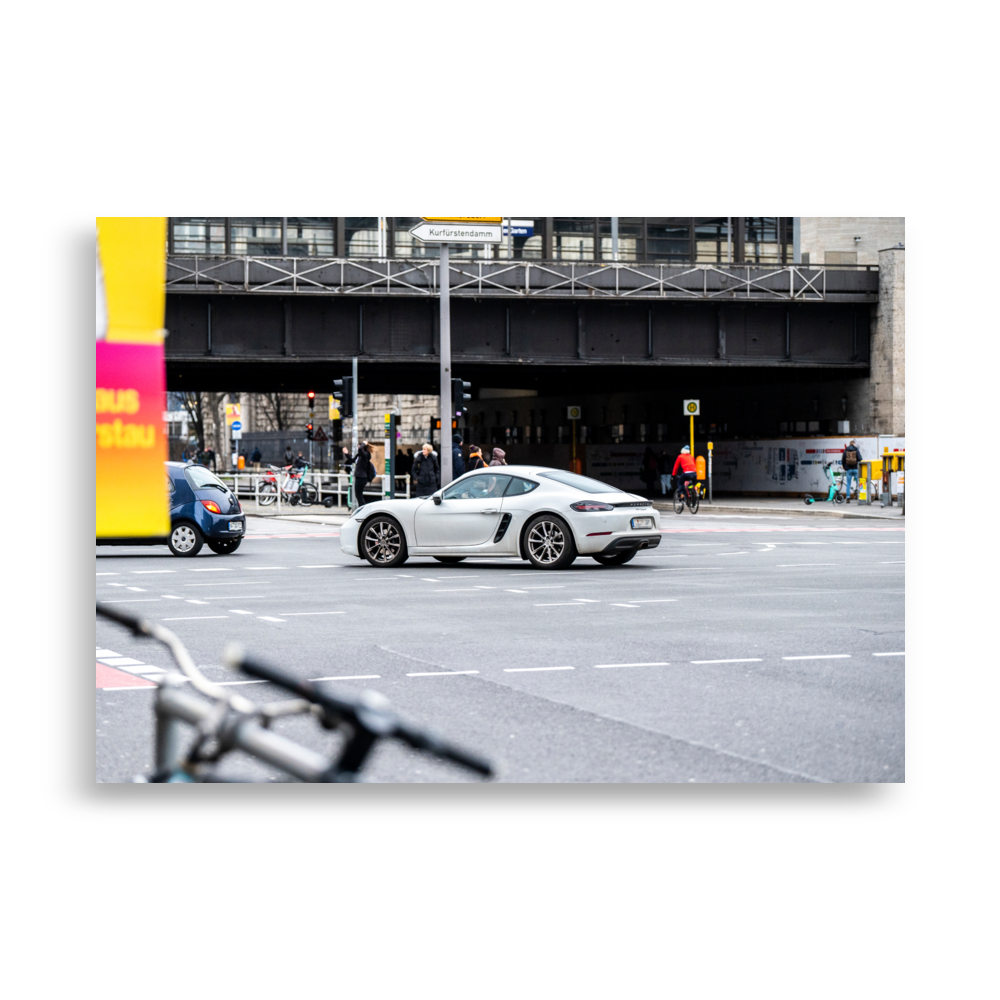 Une belle Porsche Cayman 718 dans les rues de Berlin, nécessitant un léger nettoyage.