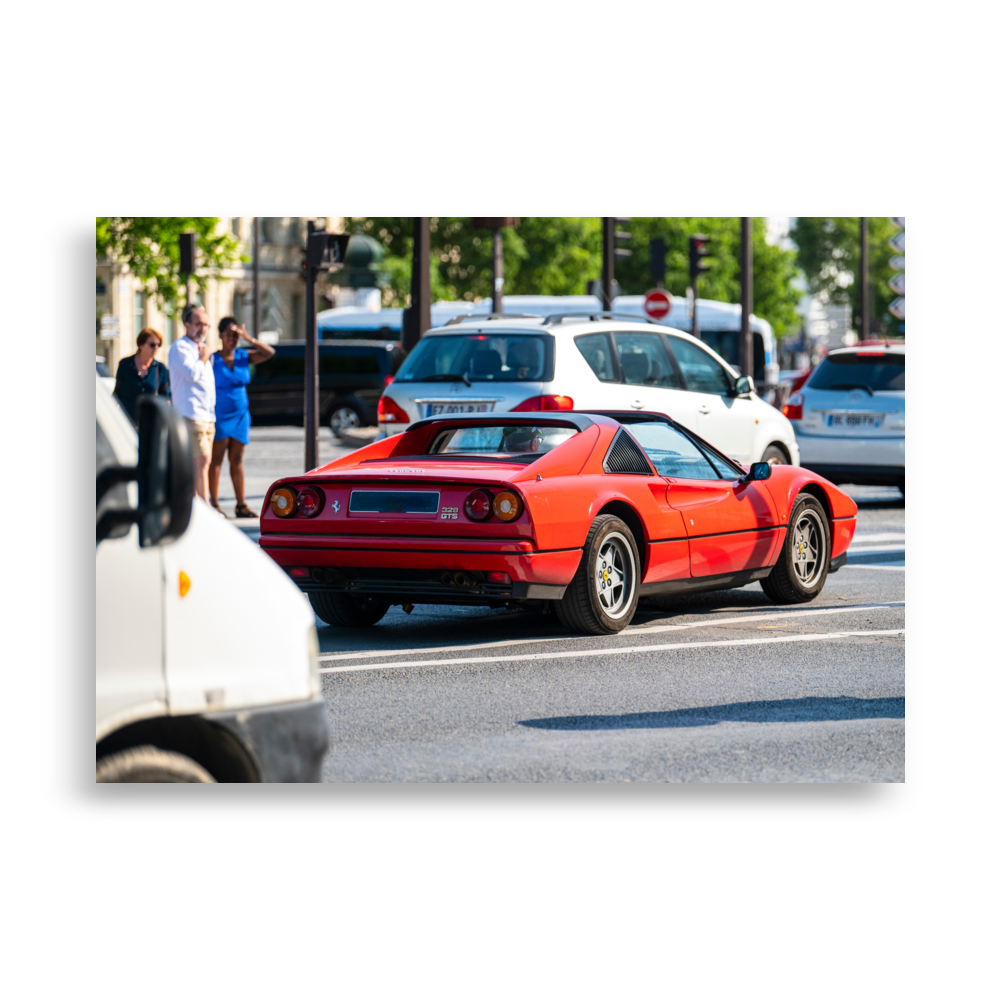 Ferrari 328 GTS dans une rue de Paris.