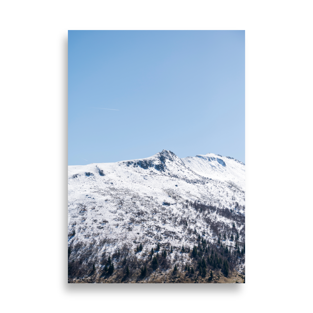 Paysage de montagnes enneigées du Cantal.