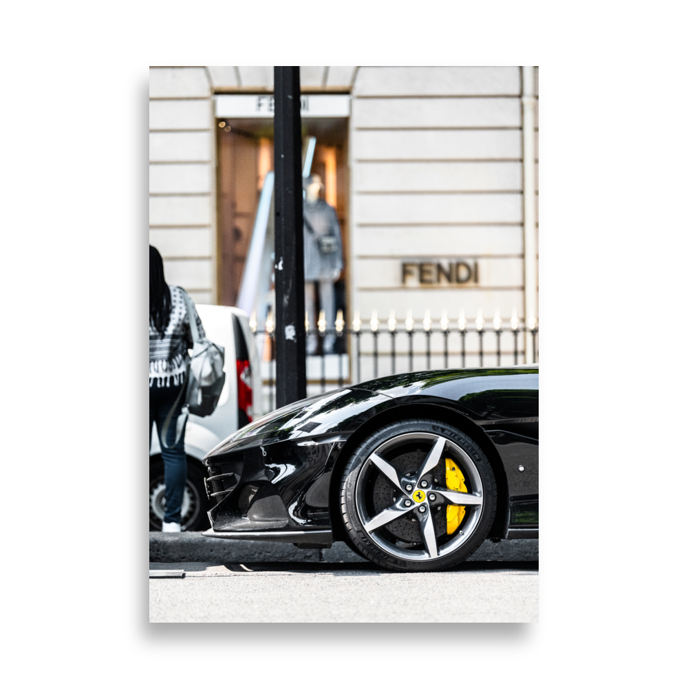 Poster de la photographie "Ferrari Portofino", mettant en avant une Ferrari Portofino devant l'enseigne Fendi.