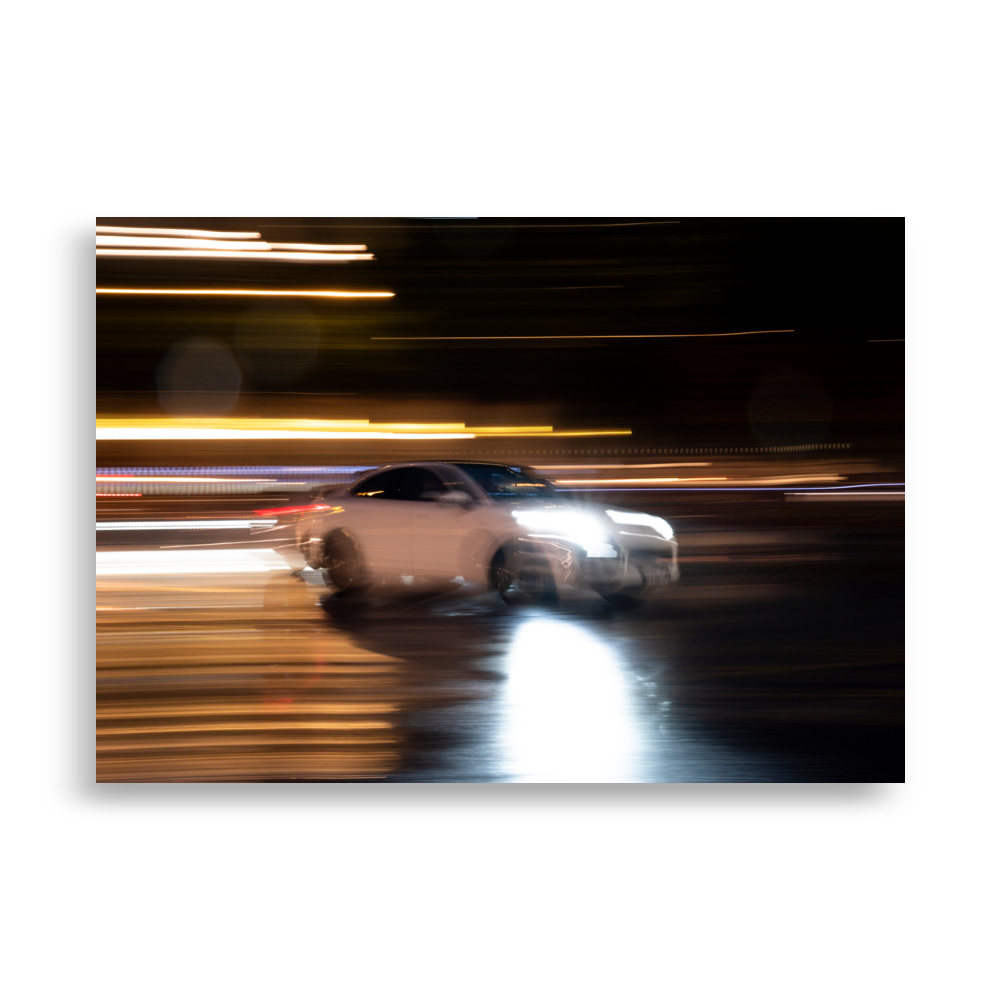 Poster de la photographie "Porsche Cayenne N02", capturant une Porsche Cayenne blanche en pleine course nocturne.