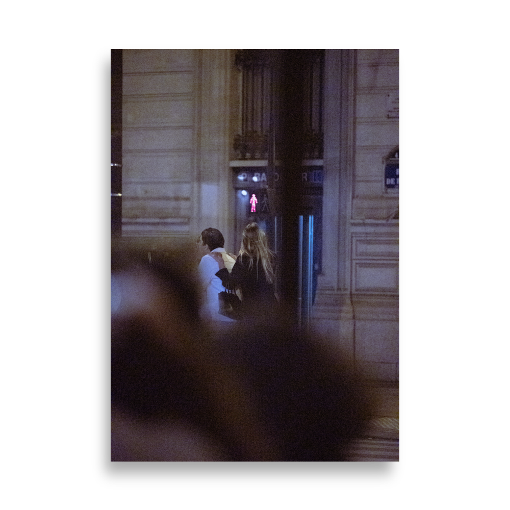 Poster de la photographie "Photo de rue 22", couple en trottinette électrique dans les rues de la ville en soirée.