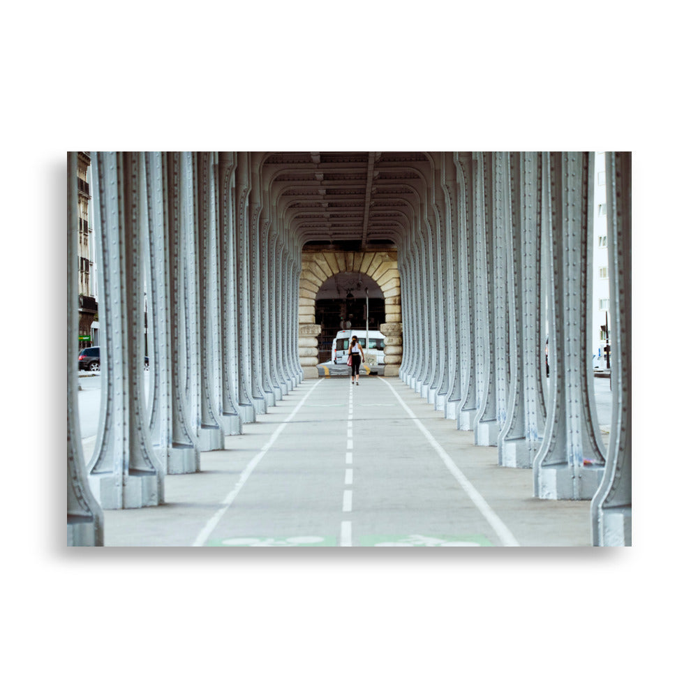 Poster du Pont de Bir-Hakeim à Paris, une représentation saisissante de l'élégance architecturale de la capitale.