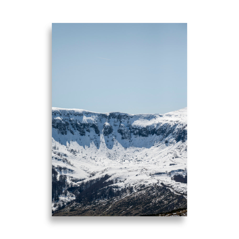Montagnes du Cantal - Paysage enneigé d'une chaîne de montagnes majestueuses - La Boutique du Poster