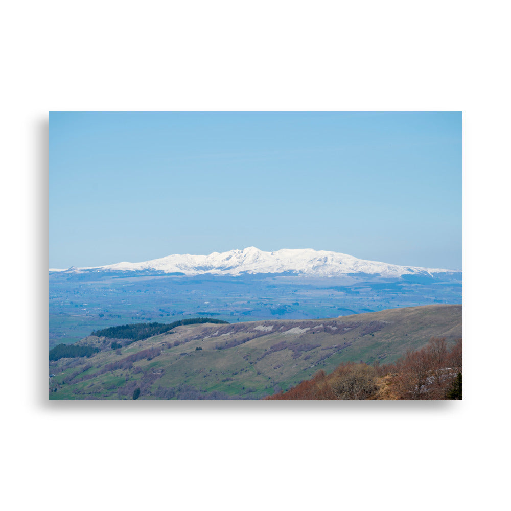 Poster Paysages du Cantal N05 - Une représentation artistique des paysages époustouflants du Cantal, entre verdure et montagnes enneigées.