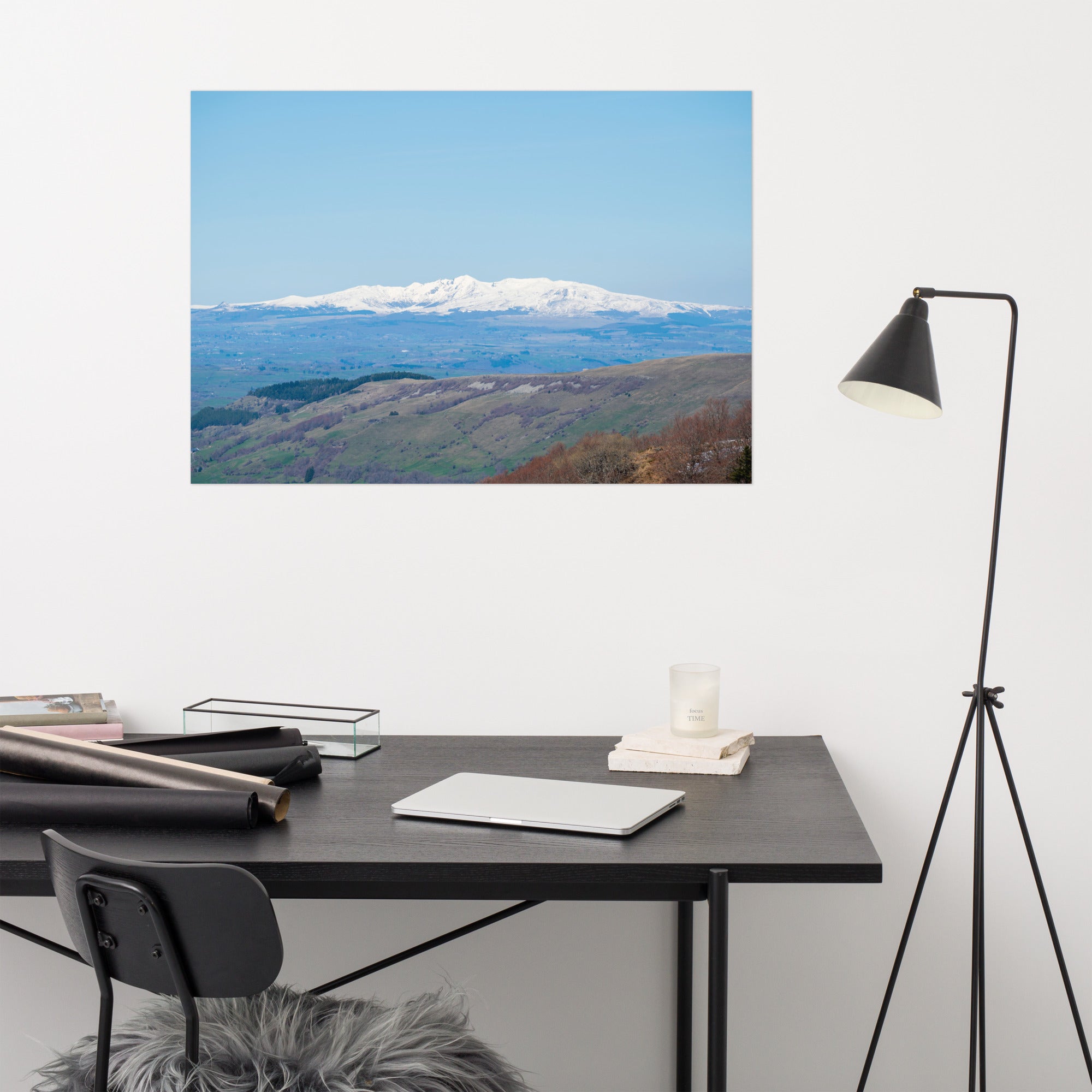 Poster Paysages du Cantal N05 - Une représentation artistique des paysages époustouflants du Cantal, entre verdure et montagnes enneigées.