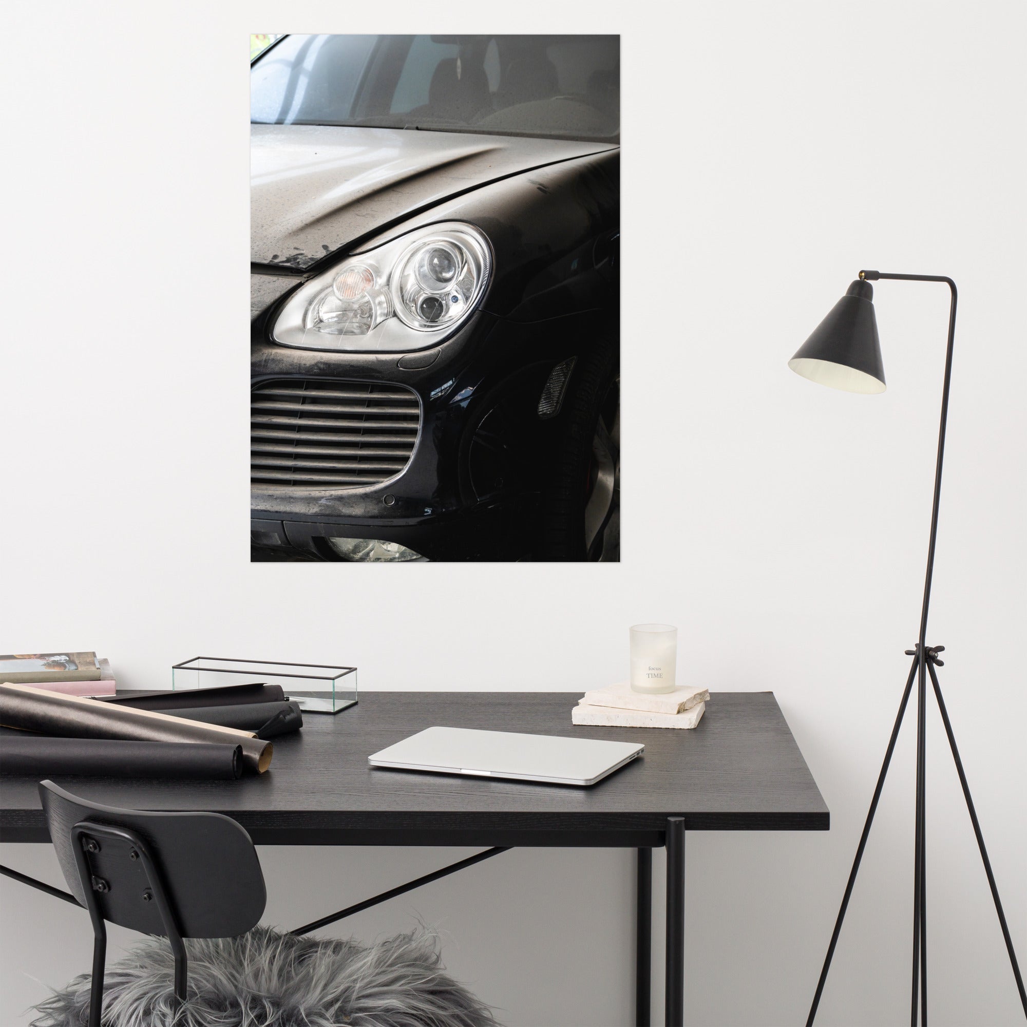 Poster Porsche Cayenne N01 - Une photographie unique d'un Porsche Cayenne poussiéreux en attente de restauration, captivant l'essence de la puissance et de l'élégance.