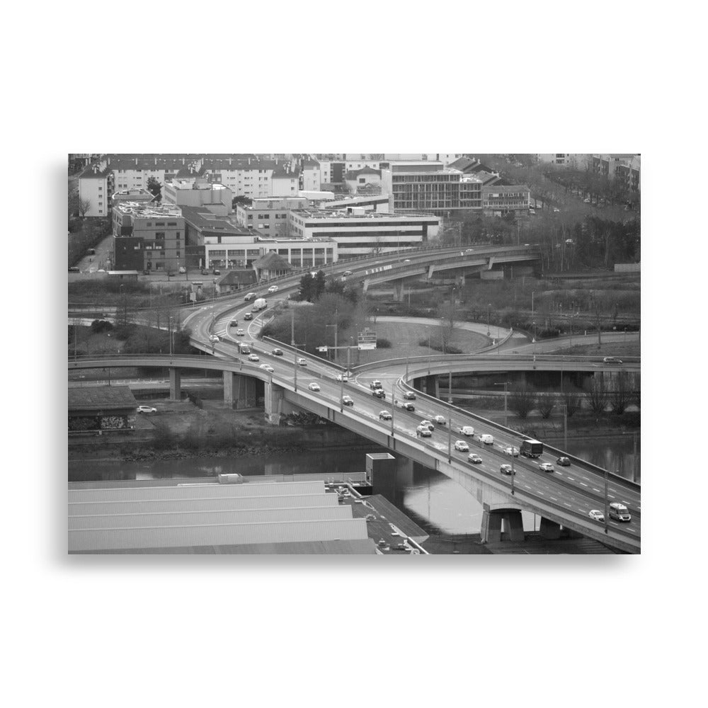 Poster Rouen N01 - Une photographie en noir et blanc captivante des hauteurs de Rouen, mettant en valeur la circulation sur un pont emblématique.