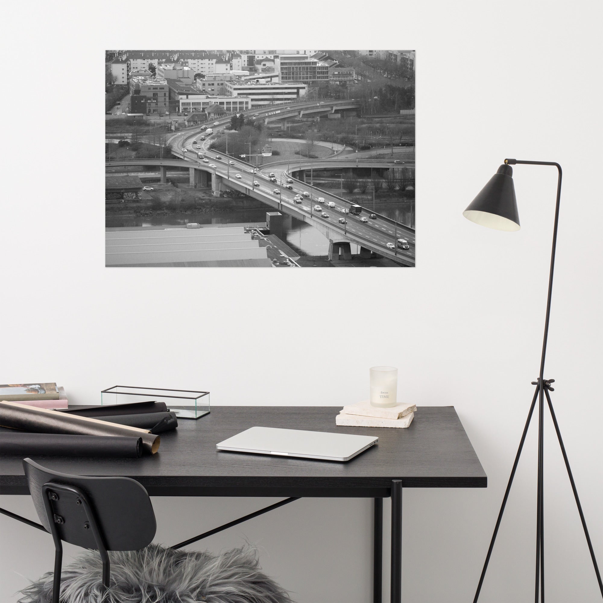 Poster Rouen N01 - Une photographie en noir et blanc captivante des hauteurs de Rouen, mettant en valeur la circulation sur un pont emblématique.
