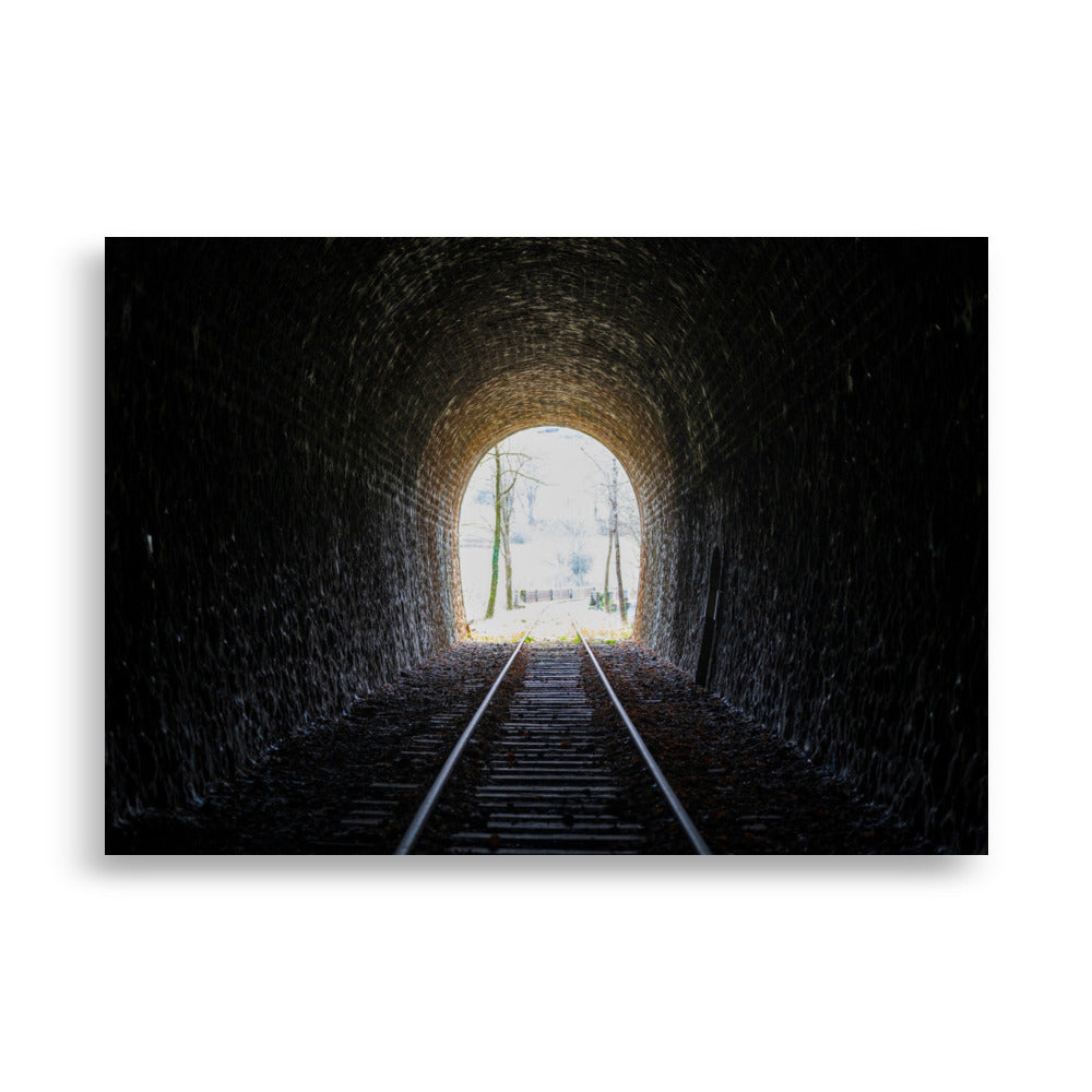 Poster Le Bout du Tunnel, une photographie captivante d'un ancien chemin de fer, idéal pour ceux qui cherchent à ajouter une touche d'évasion et de fascination à leur décoration intérieure.