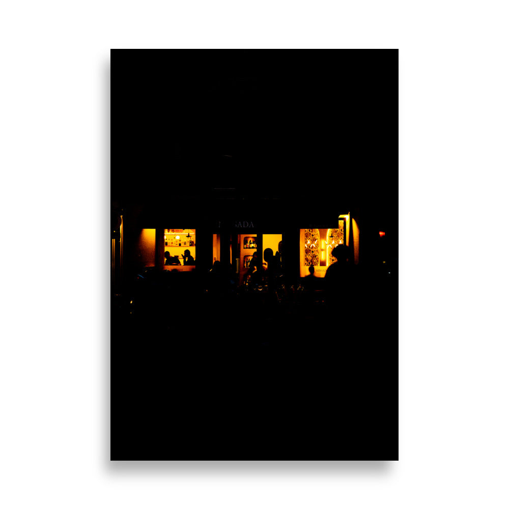 Poster Restaurant Paris 17, photographie envoûtante d'un restaurant parisien de nuit, idéal pour créer une ambiance chaleureuse et captivante dans votre espace de vie.