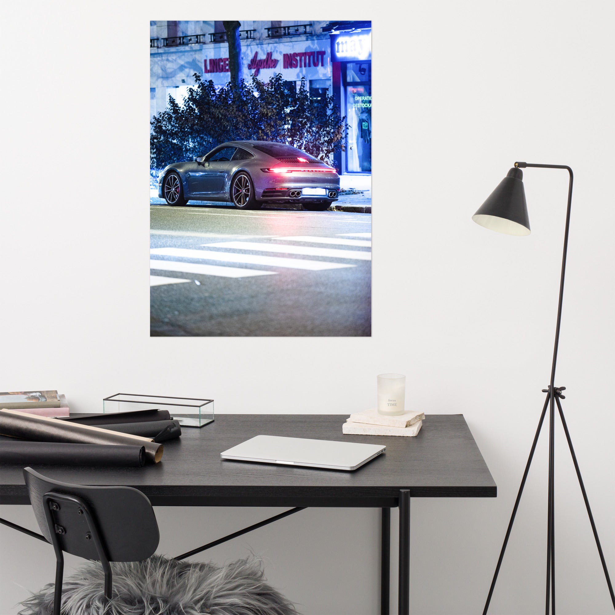 Poster d'une Porsche 911 Carrera S garée sous la pluie de nuit à Paris