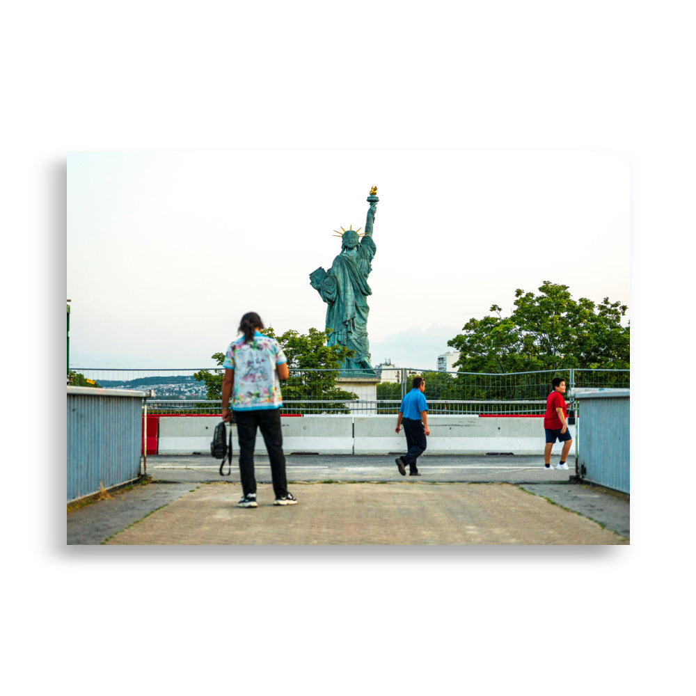 Poster d'une photographie de la Statue de la Liberté avec un arrière-plan parisien