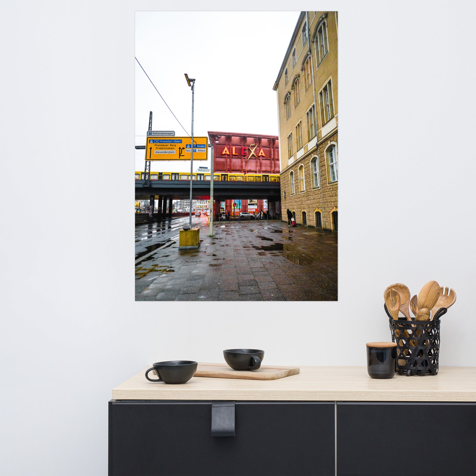 Photographie de rue avec l'enseigne du centre commercial ALEXA en arrière-plan à Berlin