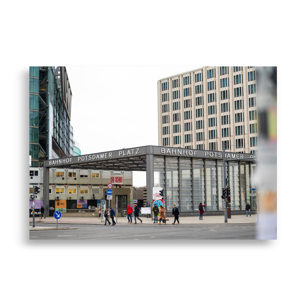 Photographie 'Bahnhof Potsdamer Platz' représentant l'extérieur de la gare à Berlin