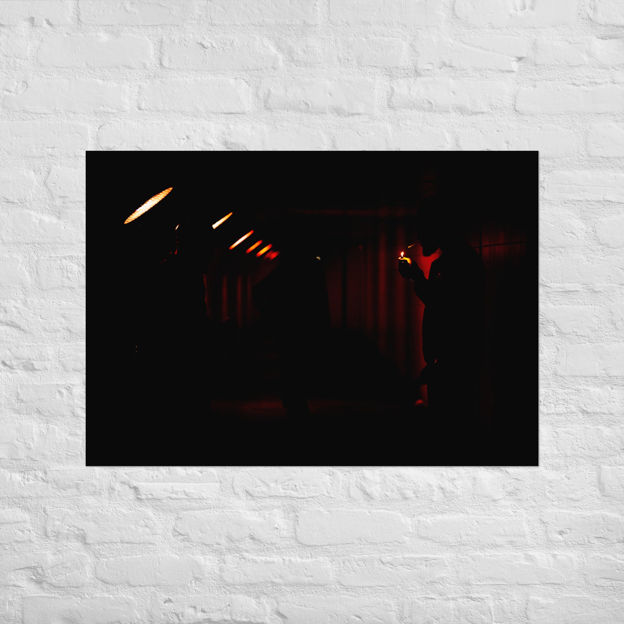 Poster Lueur dans l'Obscurité d'un homme allumant sa cigarette dans un tunnel éclairé en rouge
