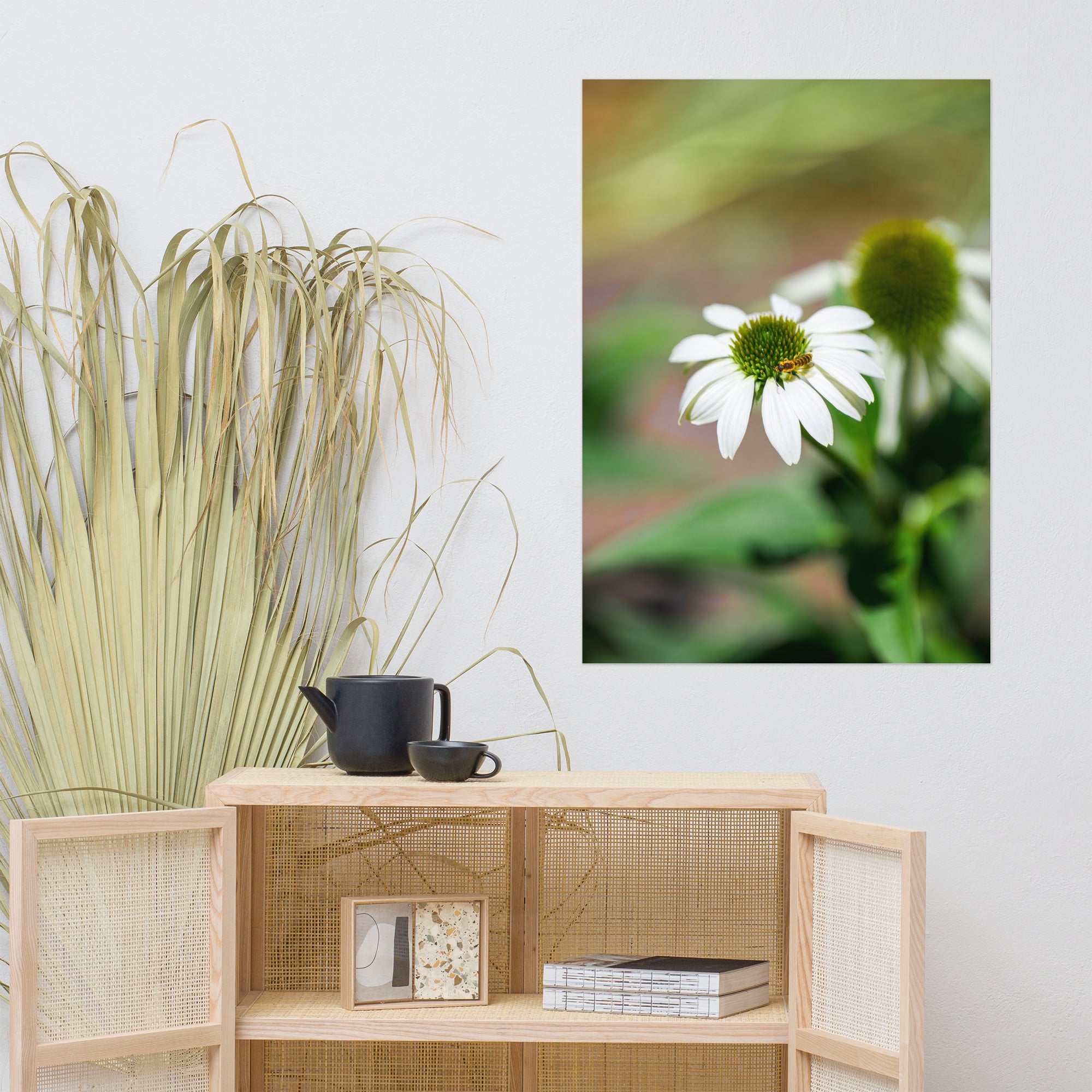 Poster 'Nature Éphémère' représentant une guêpe butinant le pollen d'une marguerite