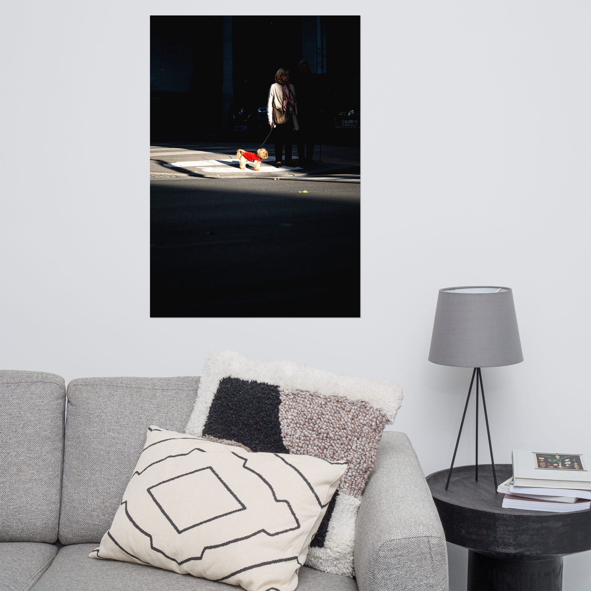 Poster 'Lumière et Vie' représentant une femme et son chien attendant pour traverser la route