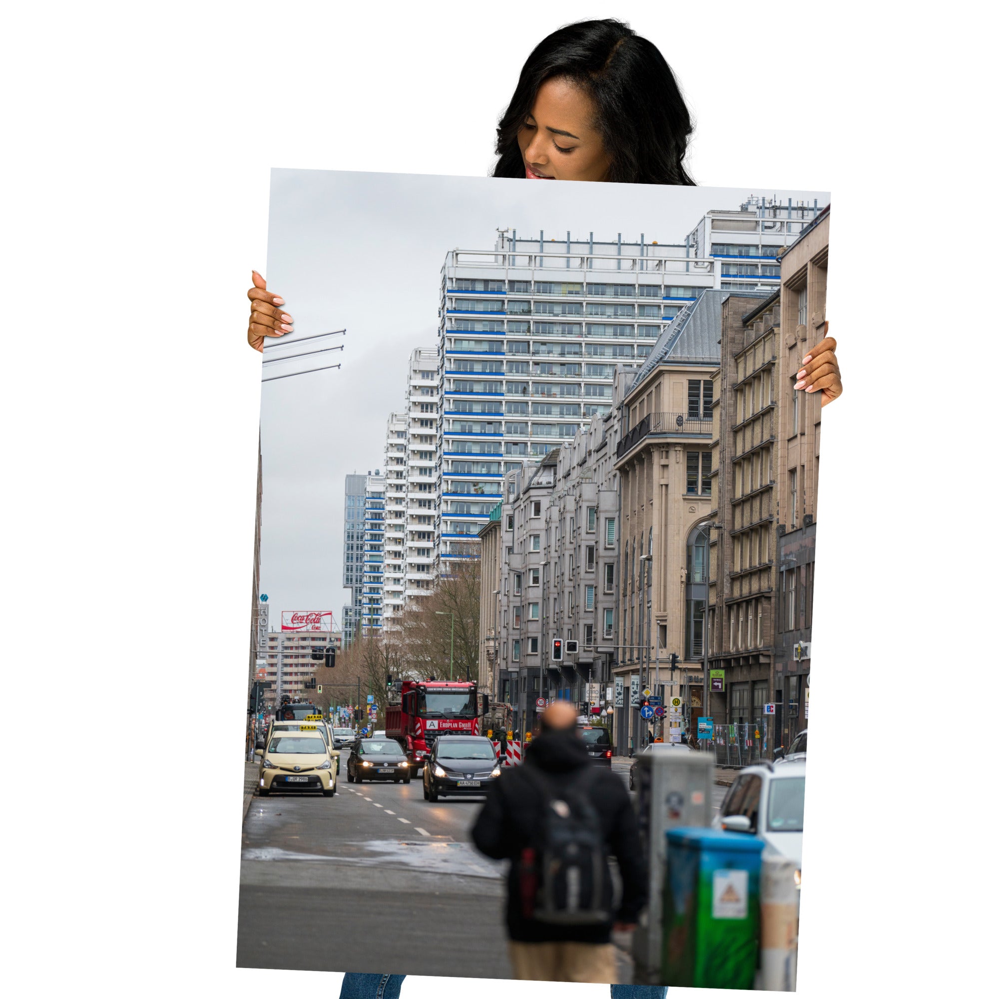 Poster 'Vie Urbaine Berlin' représentant une rue animée de Berlin avec des taxis, des travaux routiers et une publicité pour Coca-Cola