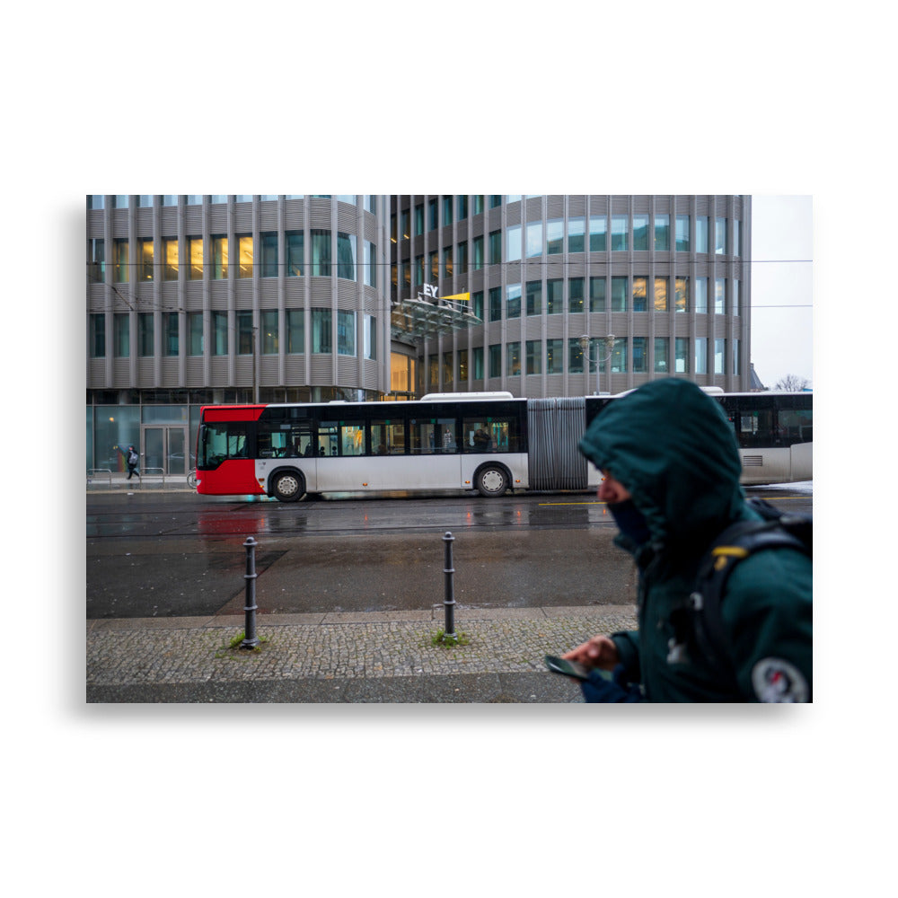 Poster 'Ernst & Young Berlin' montrant un bus berlinois devant le siège de l'entreprise Ernst & Young