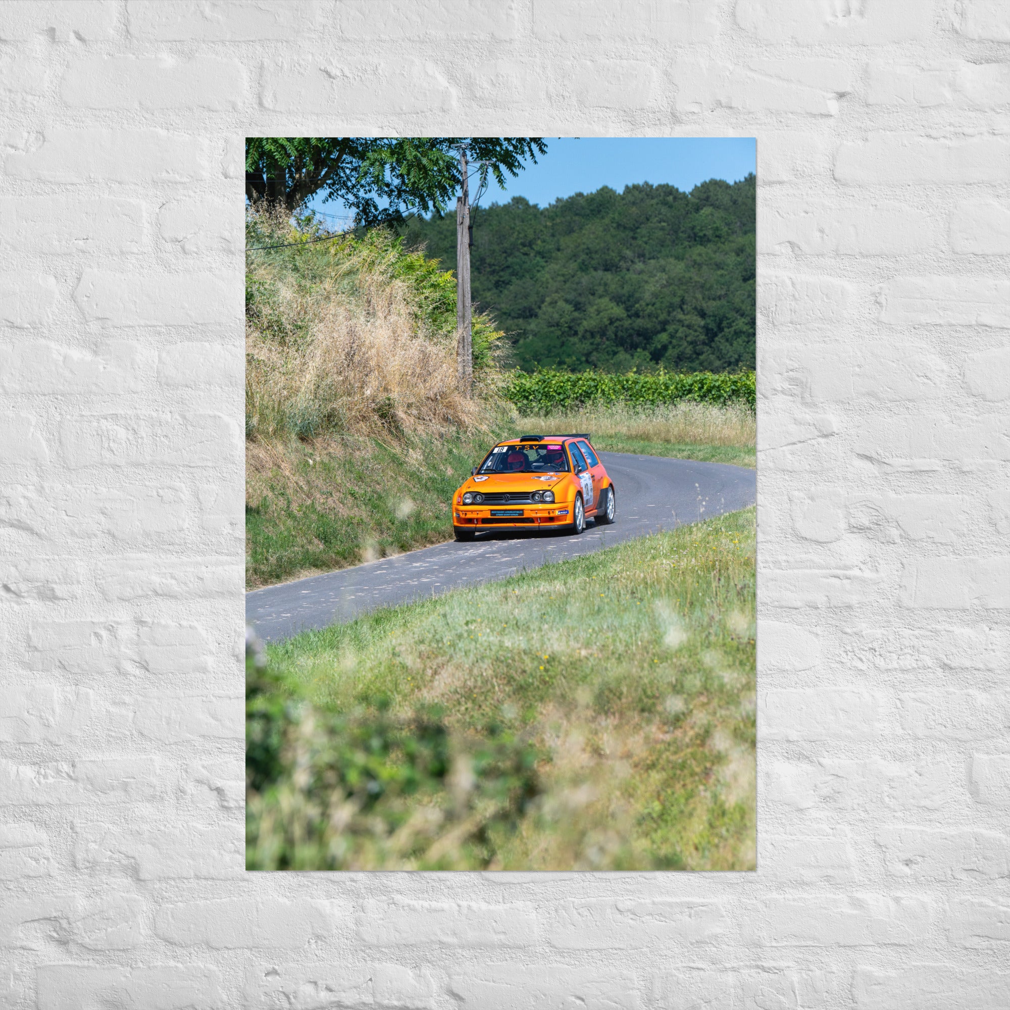 Poster 'Volkswagen Golf 3 Rallye' montrant une voiture de rallye Volkswagen Golf 3 orange en plein course