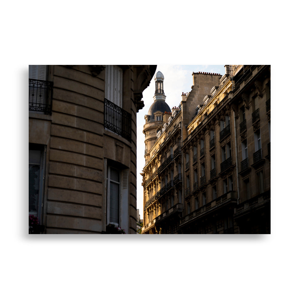 Poster 'Golden Hour Paris' montrant le soleil illuminant un immeuble parisien pendant la 'Golden Hour
