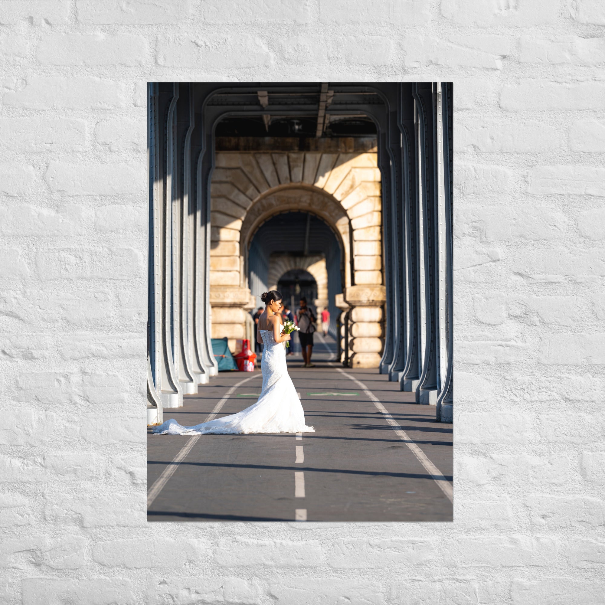 Poster 'Mariage' présentant une photographie d'un couple marié en pleine séance photo sur le pont de Bir-Hakeim à Paris.