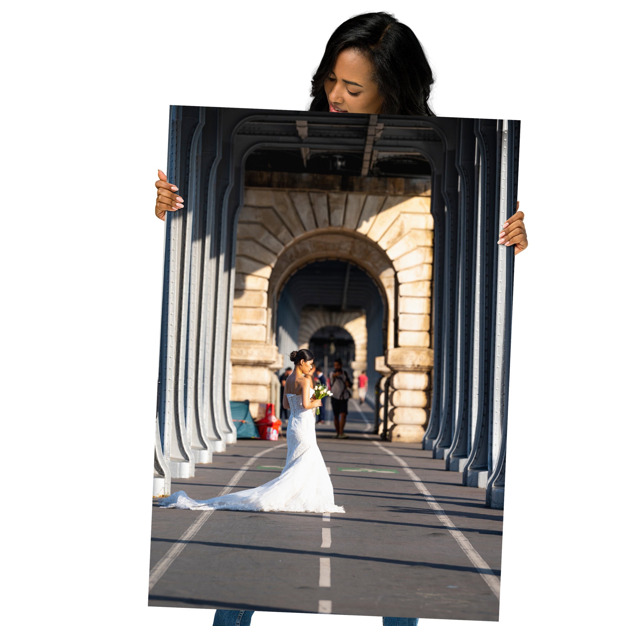 Poster 'Mariage' présentant une photographie d'un couple marié en pleine séance photo sur le pont de Bir-Hakeim à Paris.
