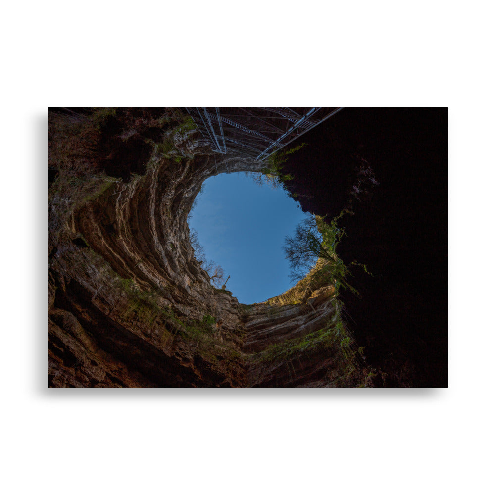 Poster 'Le Gouffre de Padirac N02' montrant la vue du ciel depuis le fond du gouffre de Padirac.