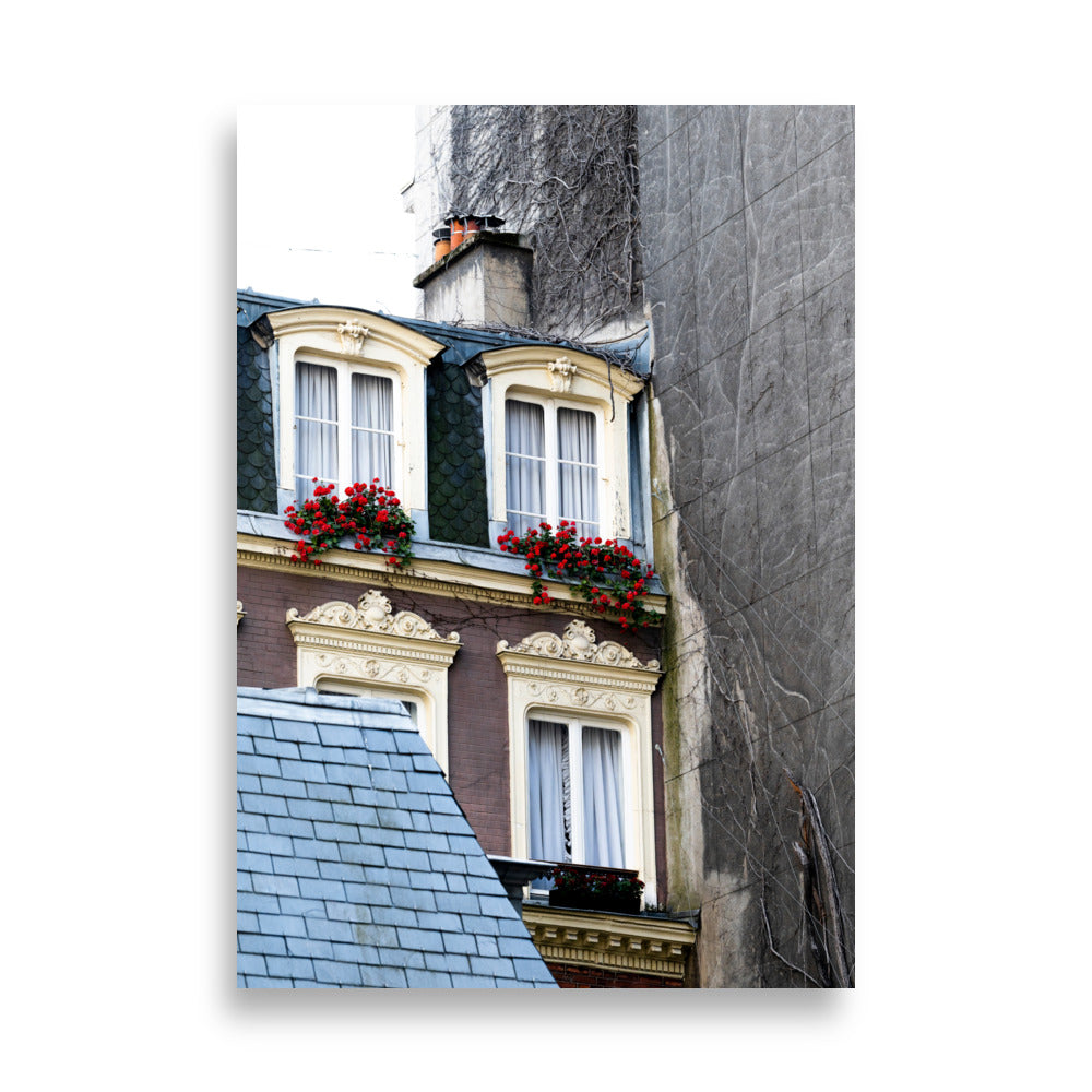 Poster 'Paris' montrant une fenêtre parisienne ornée de jolies roses.