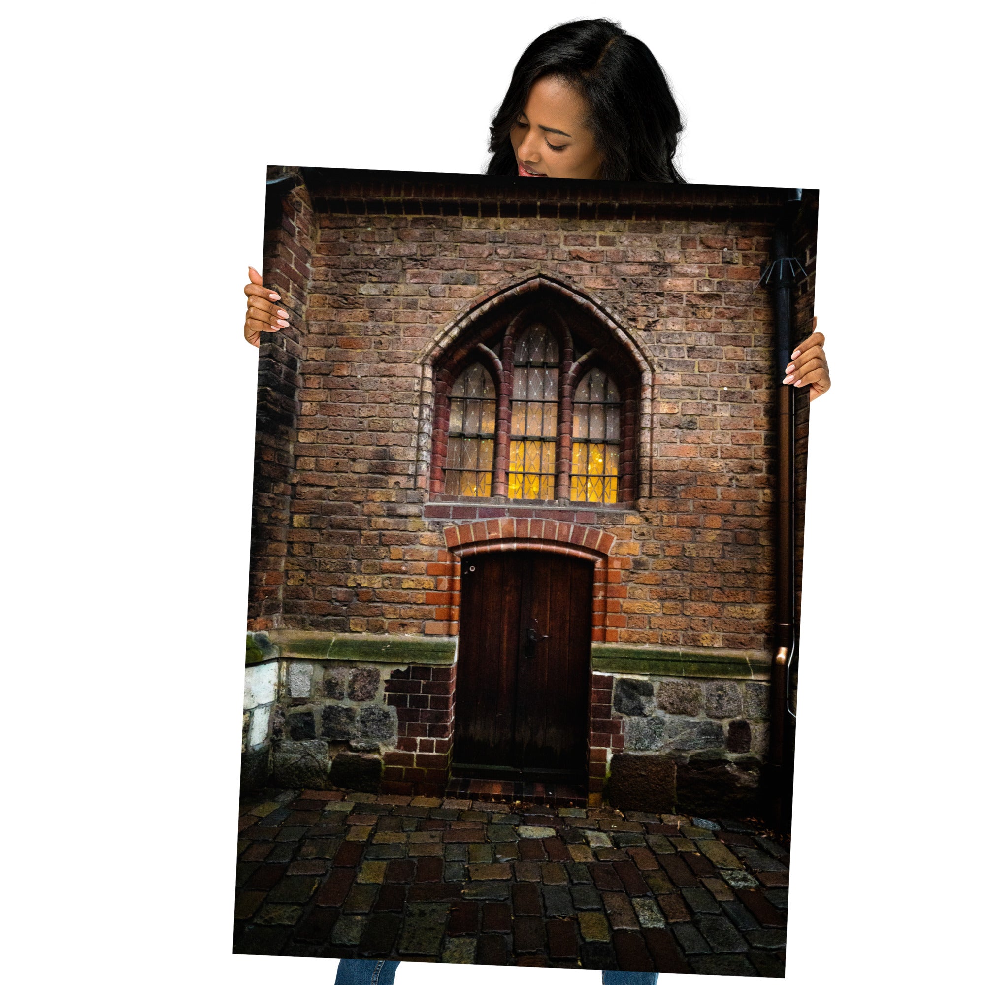 Photographie en couleur de l'entrée de l'église Nikolaikirche à Berlin, montrant des carreaux anciens et une porte en bois, évoquant une atmosphère similaire à celle d'Harry Potter.