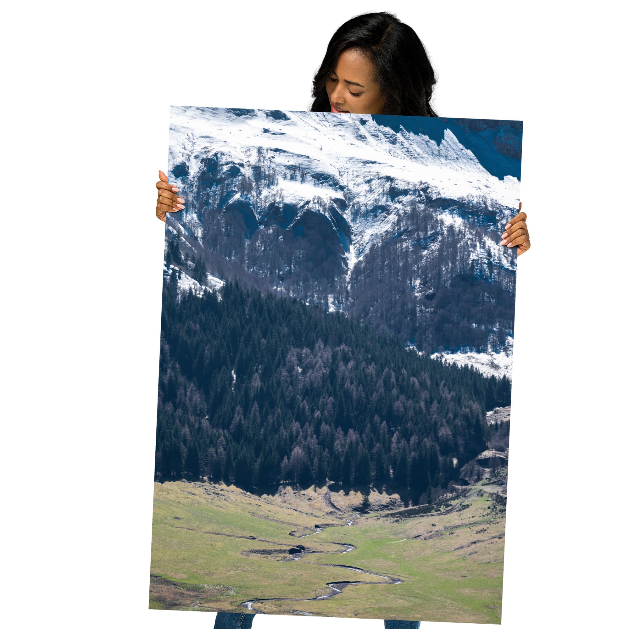 Photographie du paysage majestueux du Puy Mary en Auvergne, montrant des sommets enneigés et une vallée verdoyante.