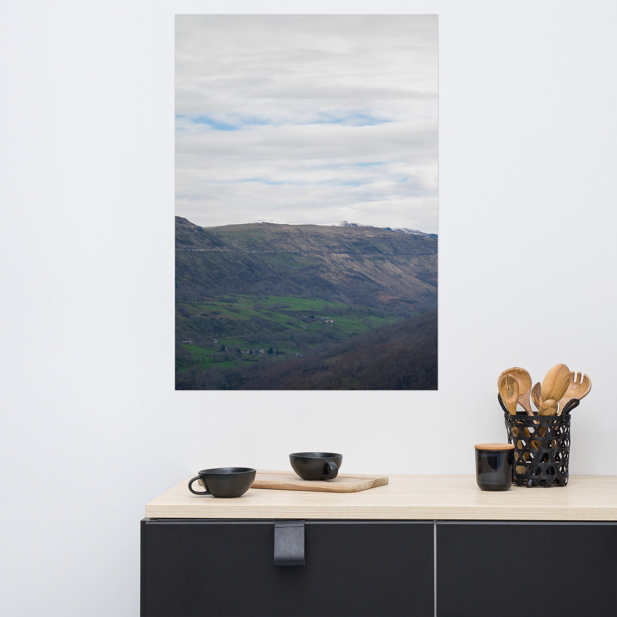Vue panoramique du paysage auvergnat, capturant la majestuosité naturelle du Cantal.