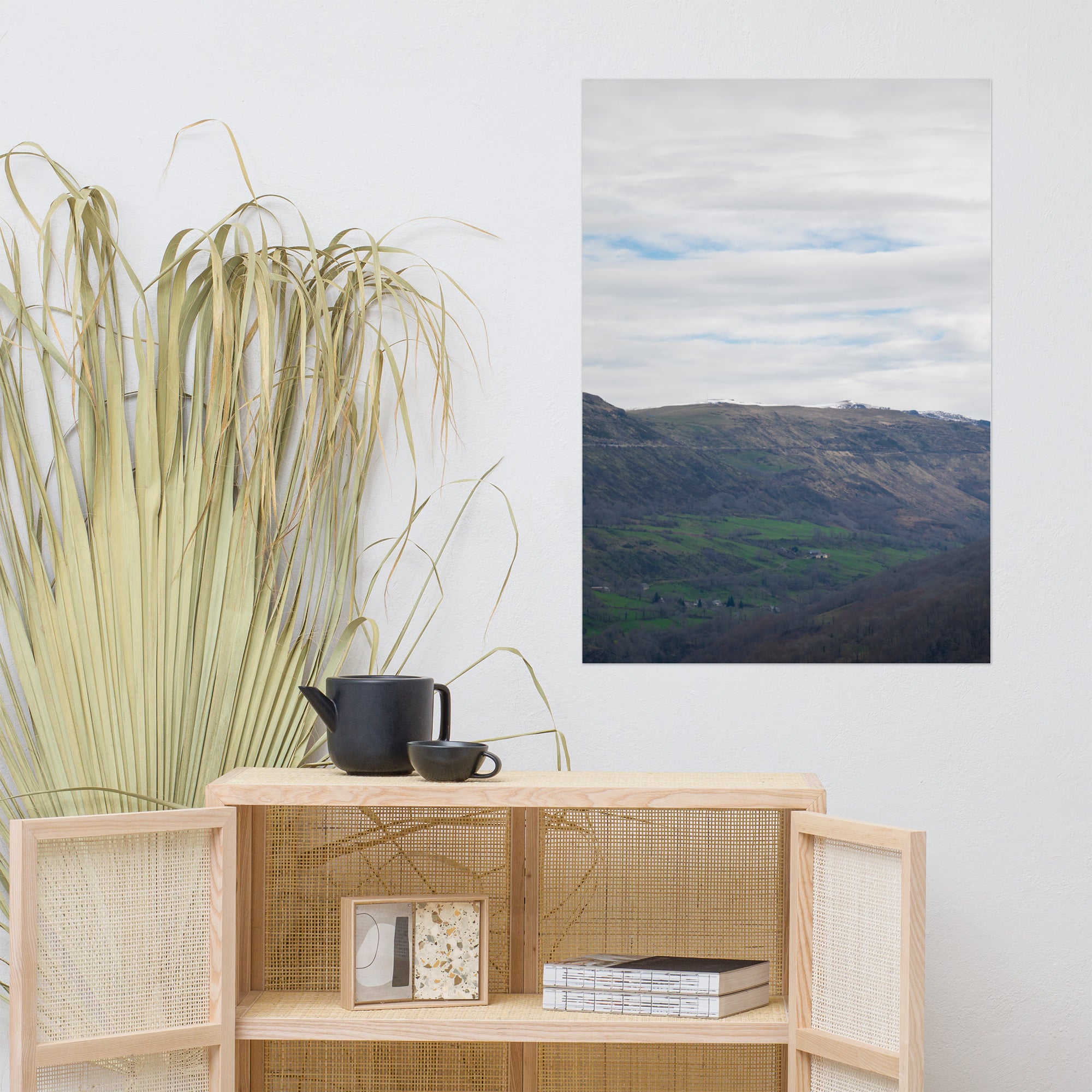 Vue panoramique du paysage auvergnat, capturant la majestuosité naturelle du Cantal.