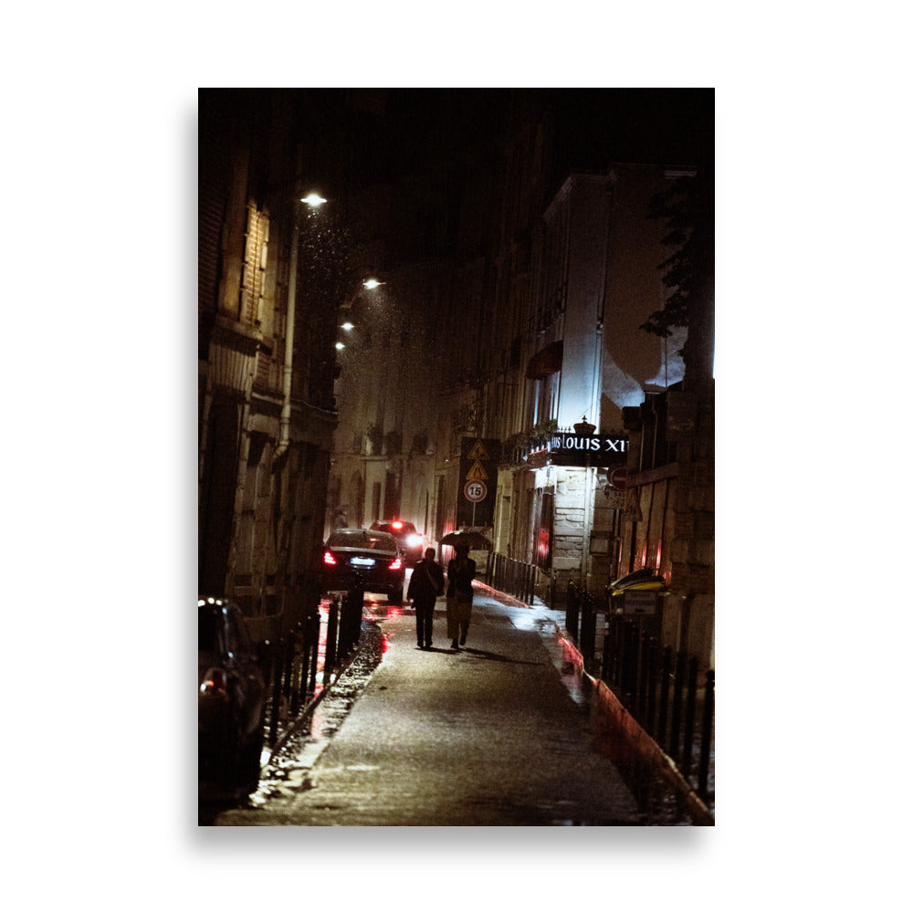 Ruelle parisienne sous la pluie avec reflets lumineux et couple se promenant main dans la main.