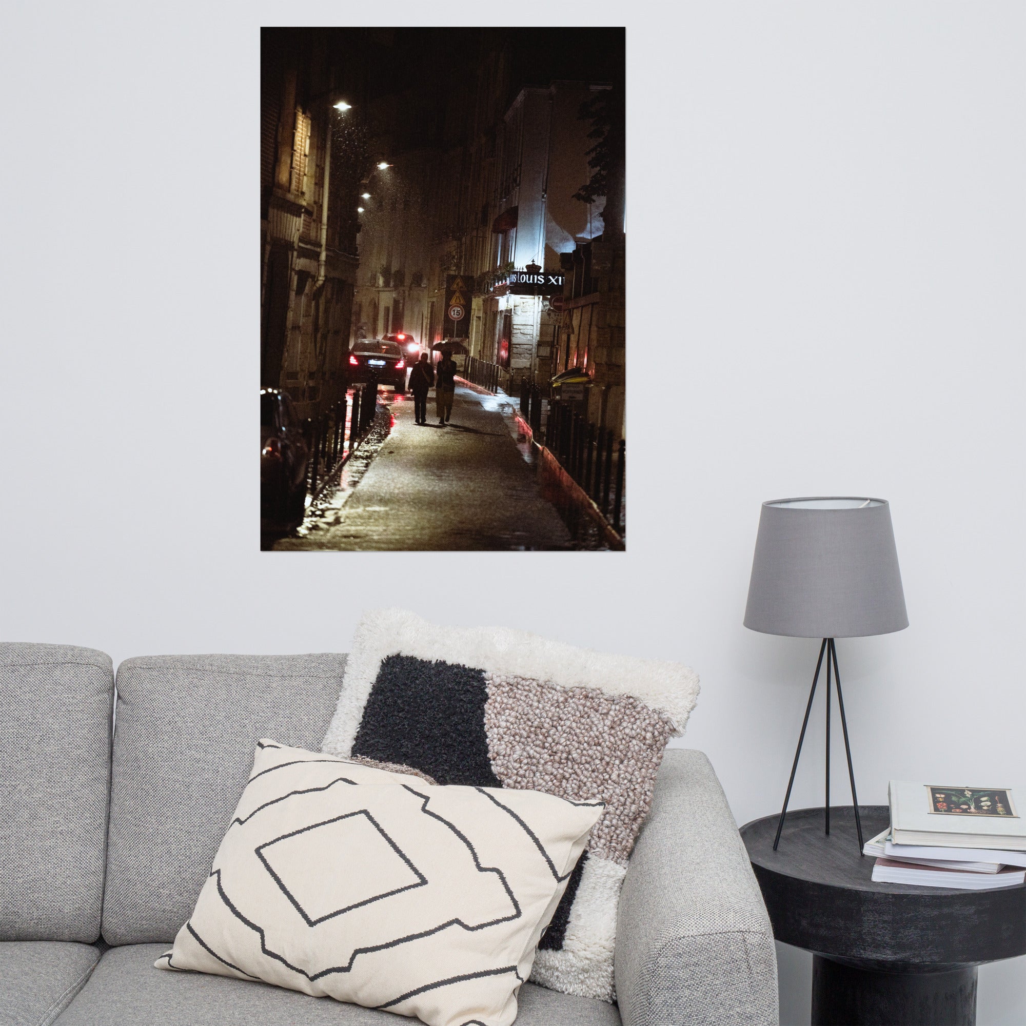 Ruelle parisienne sous la pluie avec reflets lumineux et couple se promenant main dans la main.