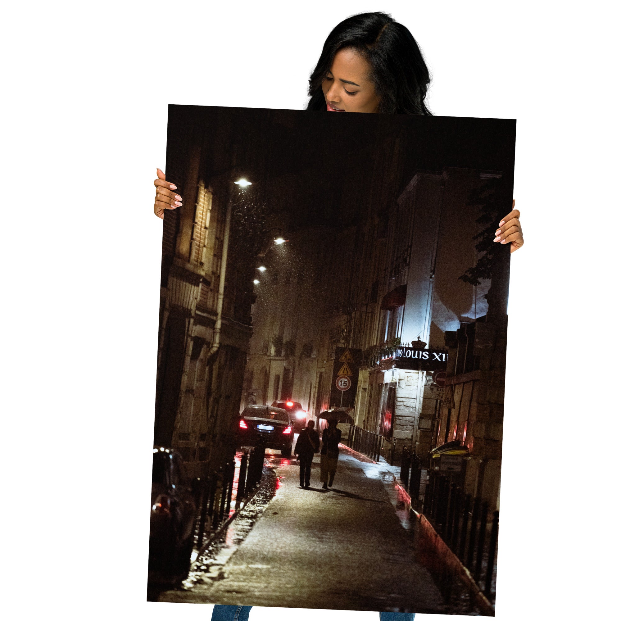 Ruelle parisienne sous la pluie avec reflets lumineux et couple se promenant main dans la main.