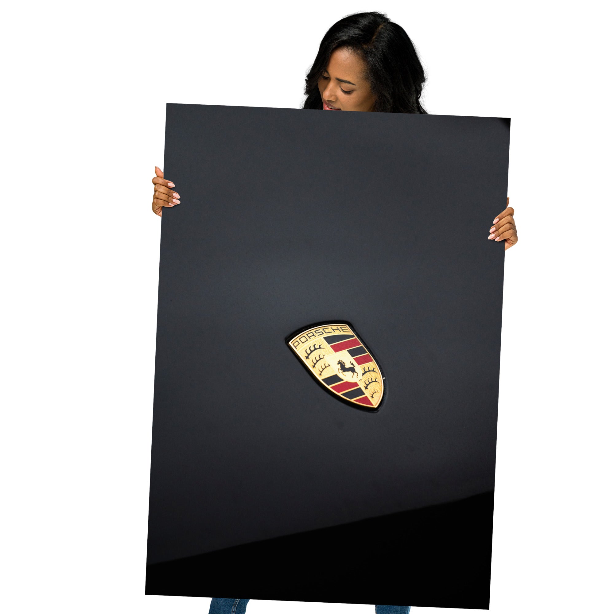 Logo brillant de Porsche sur un capot immaculé, symbolisant élégance et tradition.
