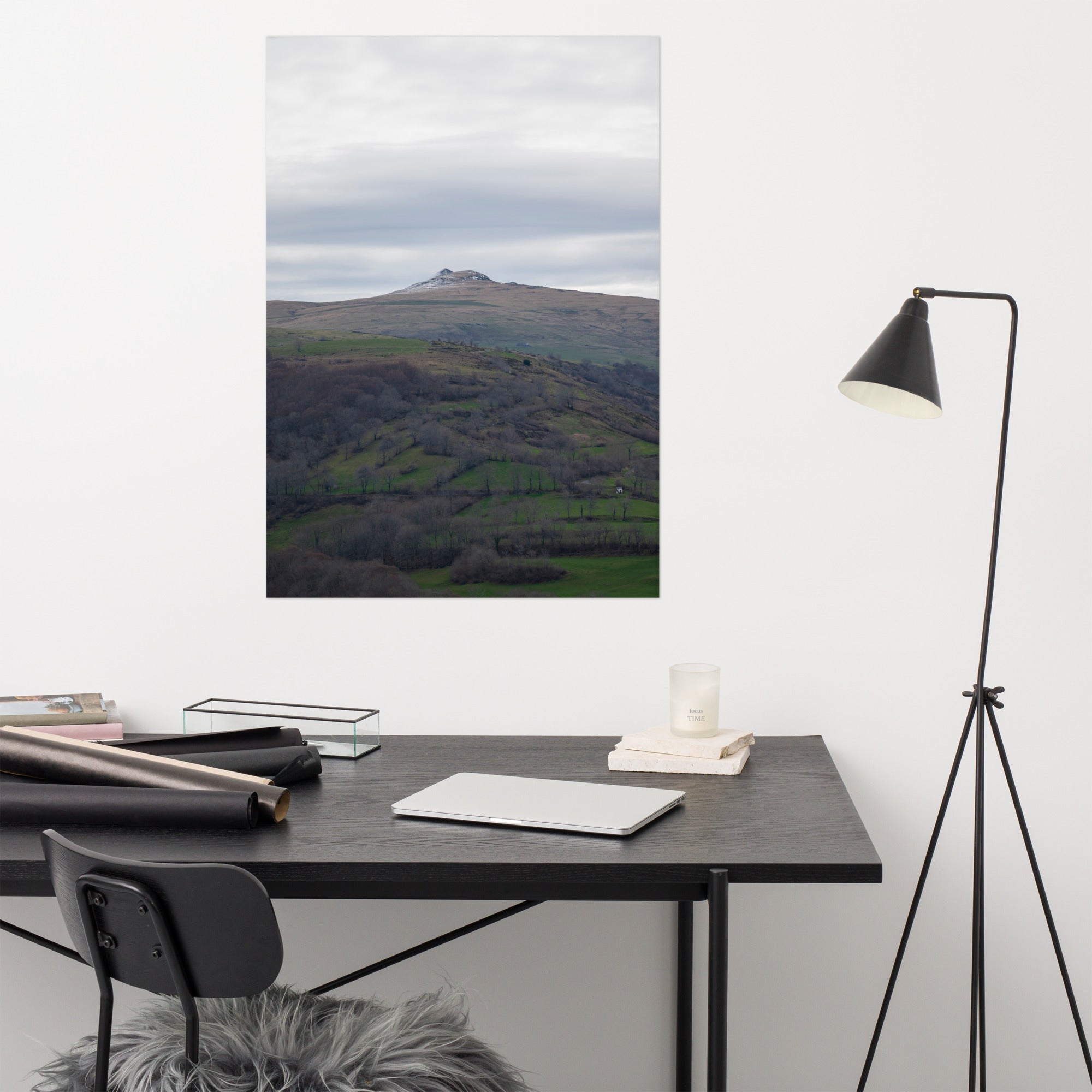 Paysage du Cantal : champs verdoyants en premier plan avec pic montagneux à l'arrière-plan.