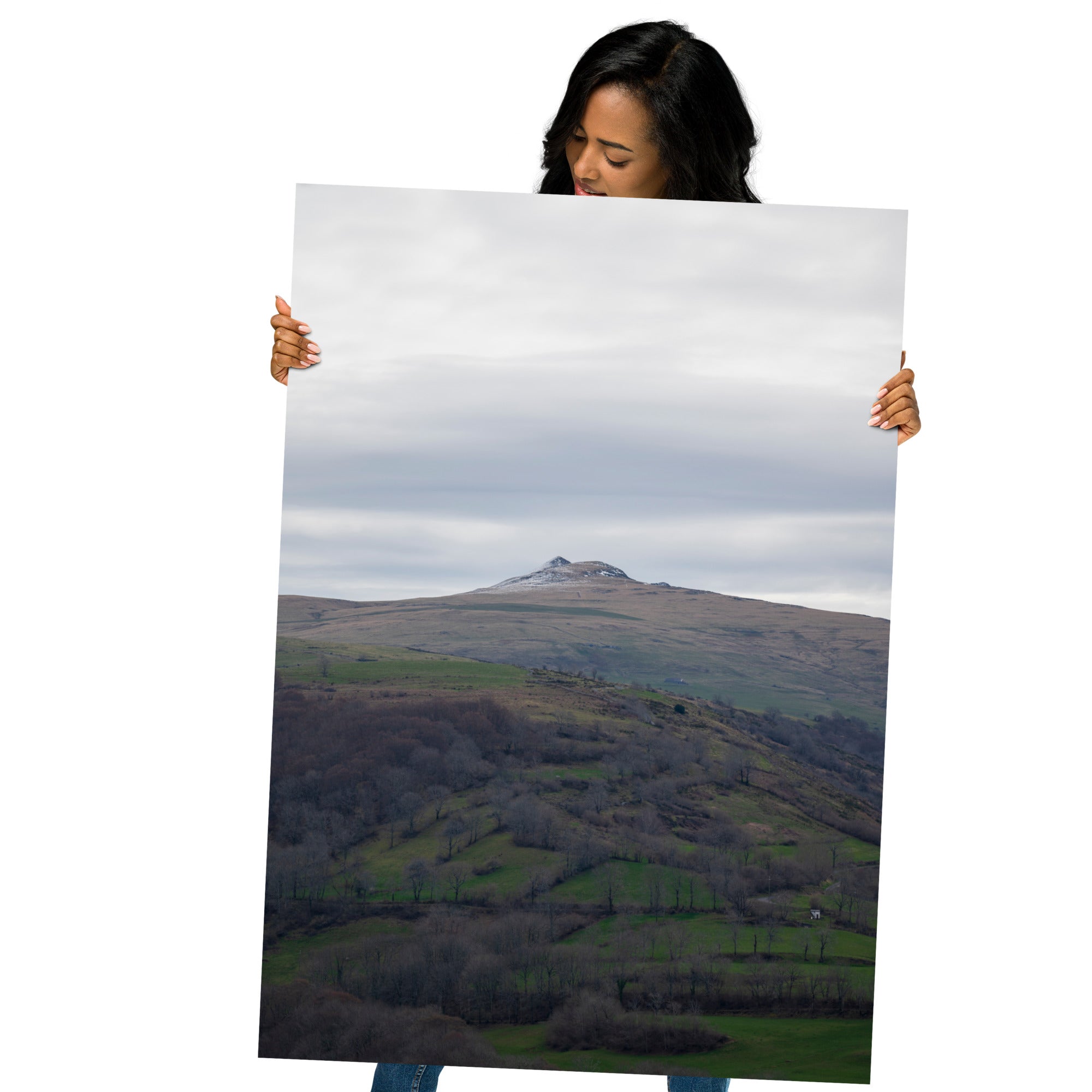 Paysage du Cantal : champs verdoyants en premier plan avec pic montagneux à l'arrière-plan.