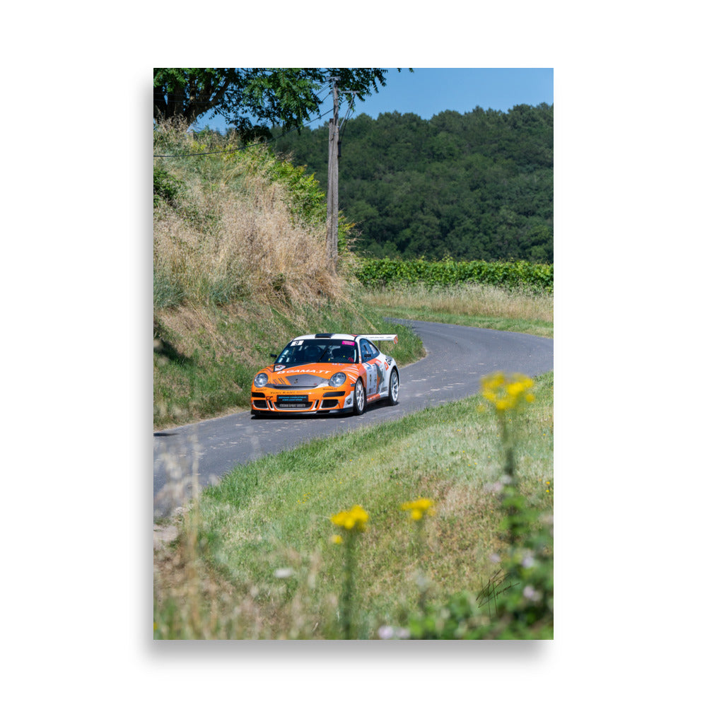 Porsche 911 compétition, pilote et copilote en action lors du Rallye des Vins de Chinon.
