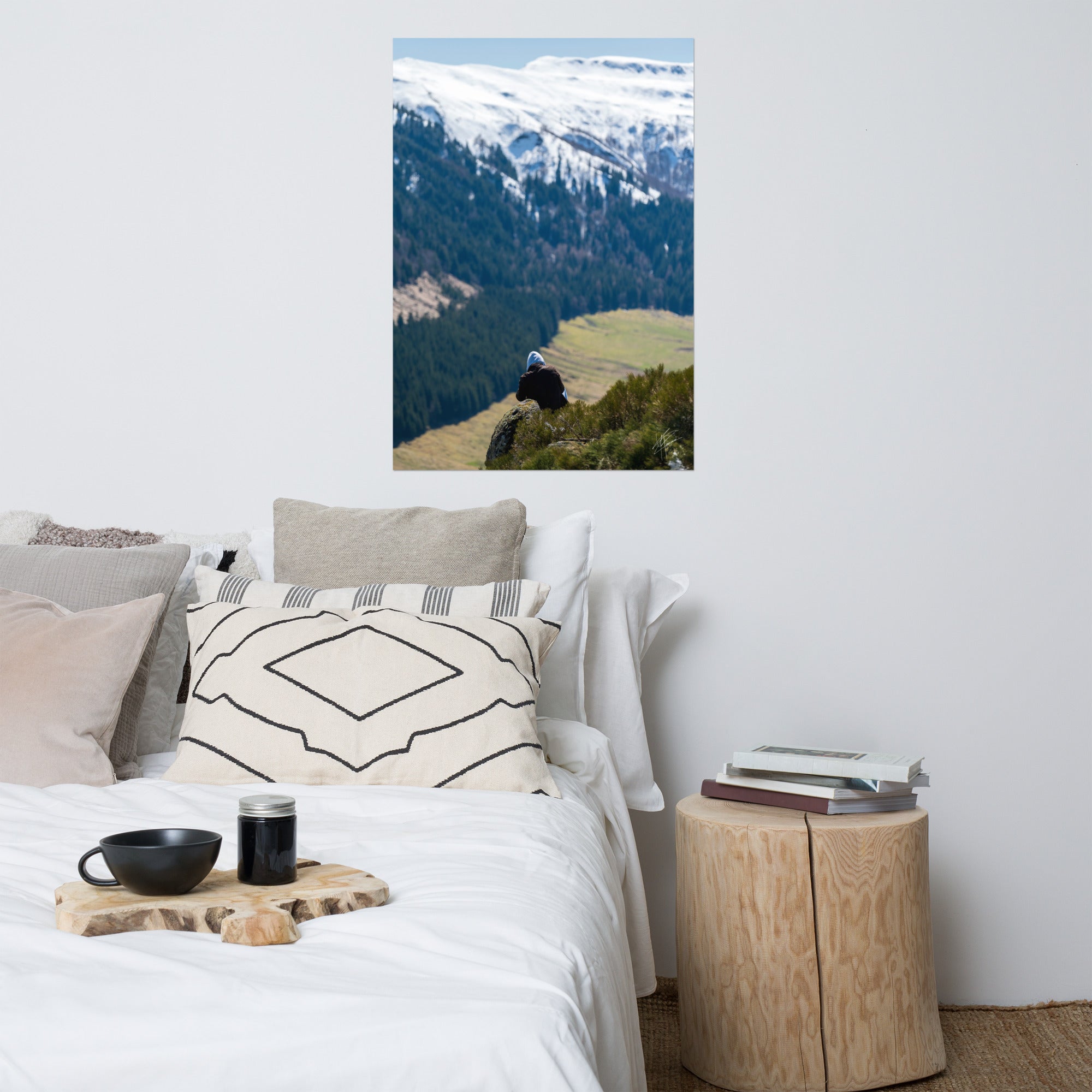 Figure en méditation sur une montagne du Cantal, vaste paysage en arrière-plan.